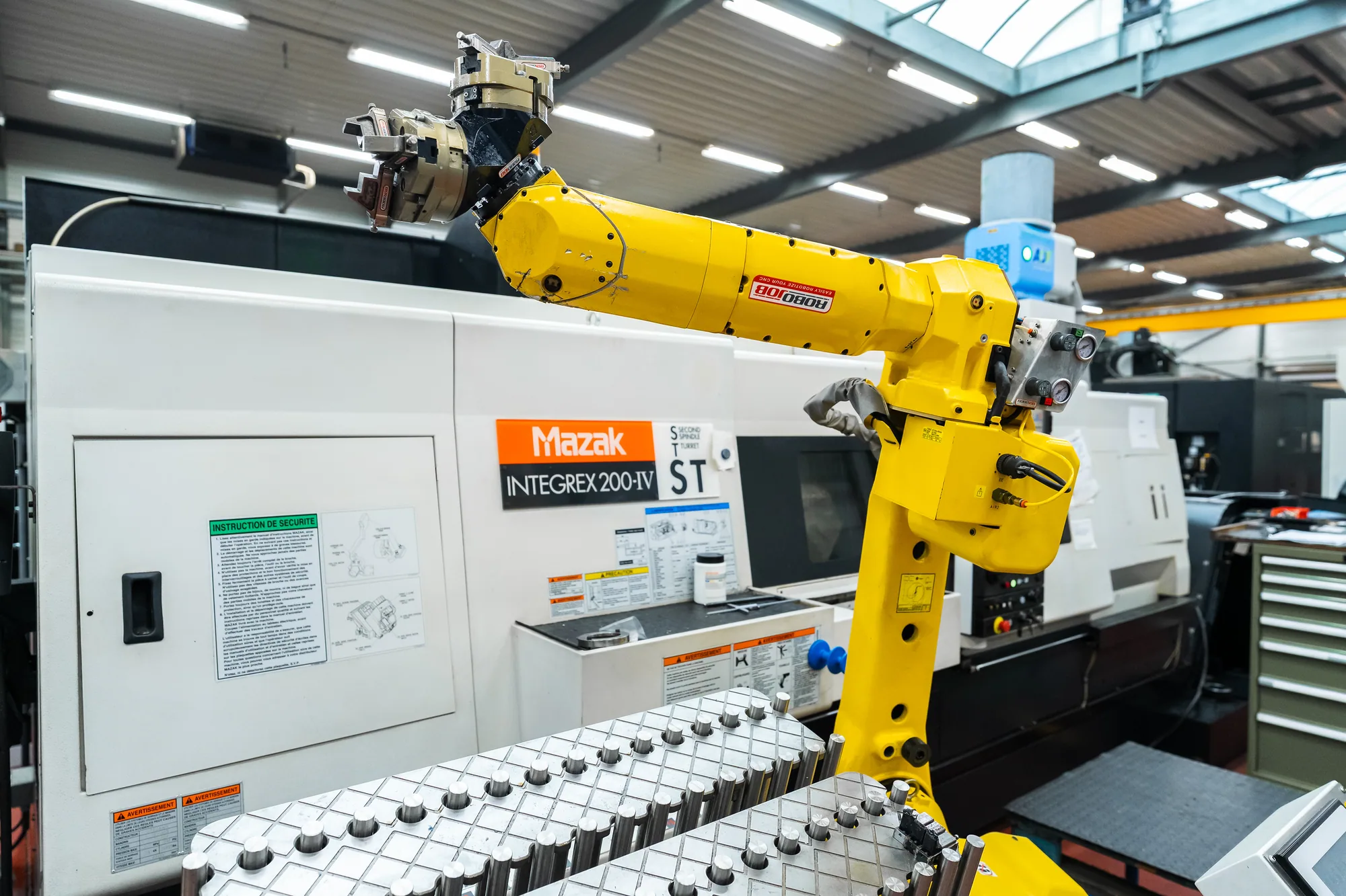 Gele beladingsrobot bij een Mazak Integrex