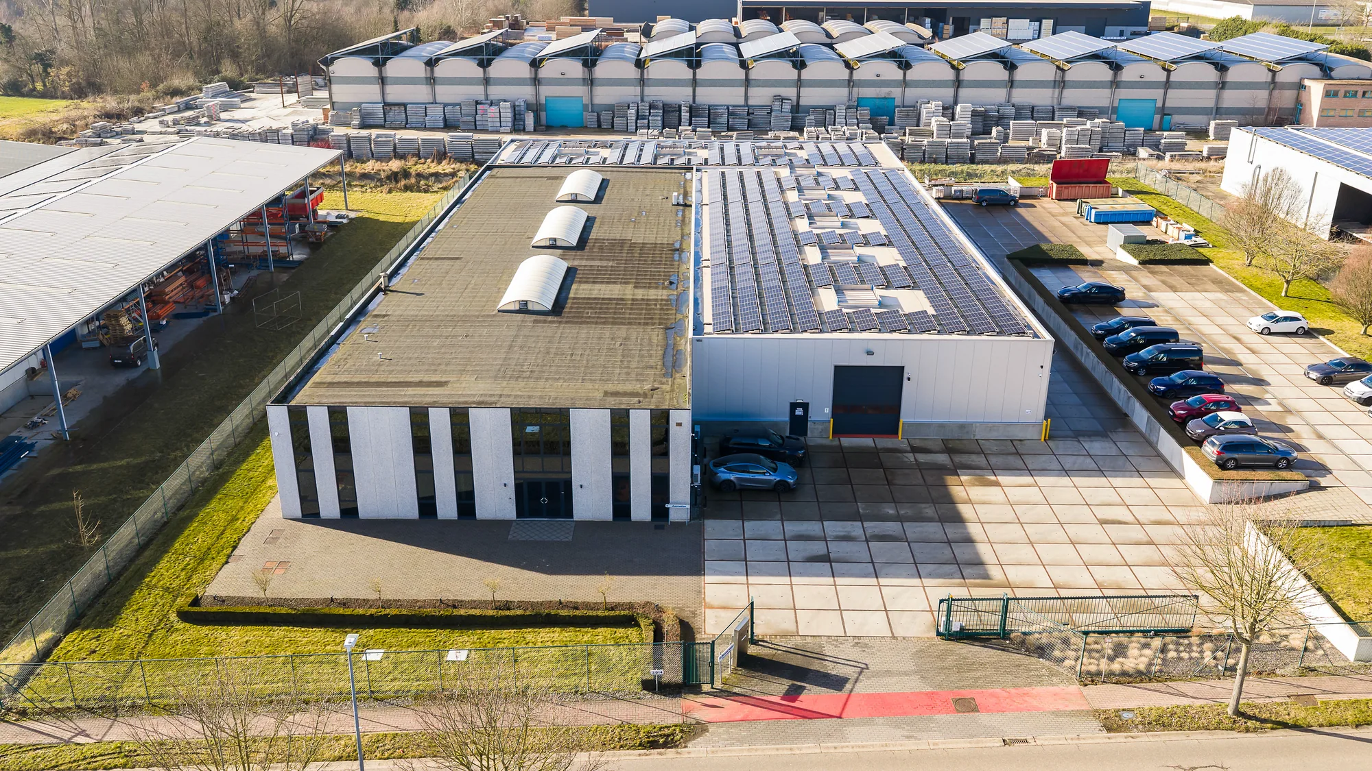Luchtfoto van het bedrijfsgebouw op het bedrijventerrein in Tongeren