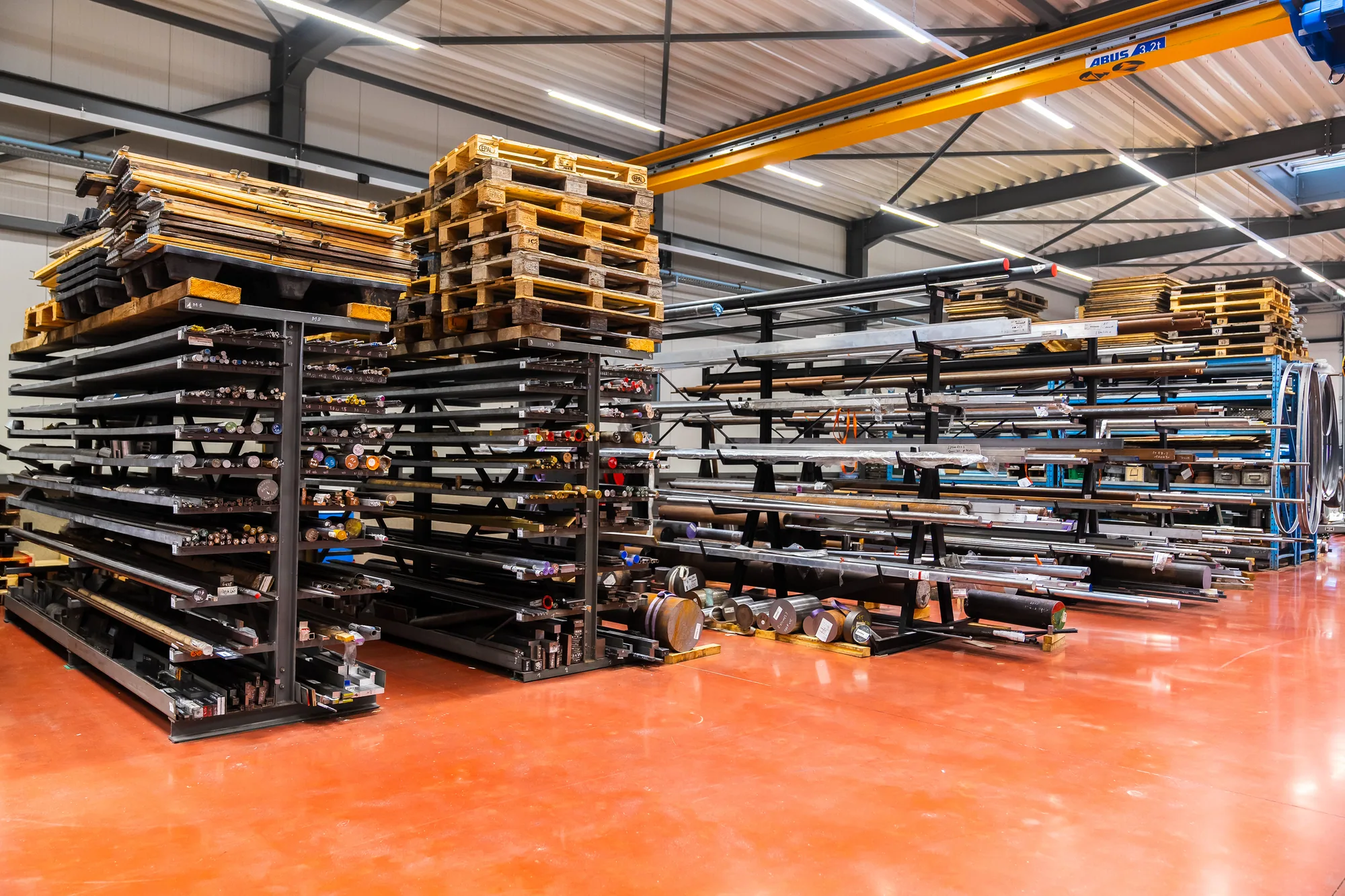 De materiaalhal met rekken vol stangen