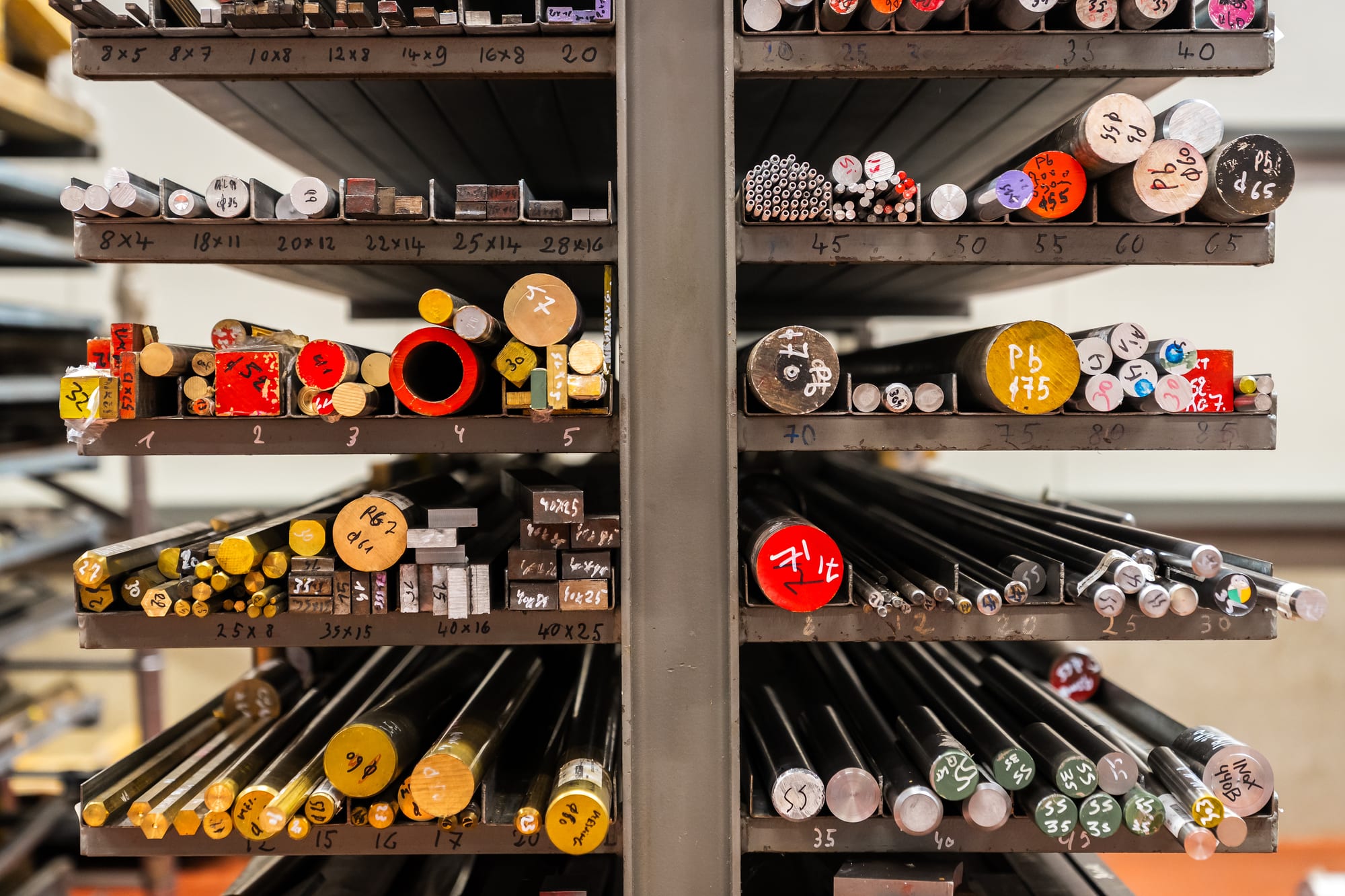Stangvoorraad in het magazijn, per materiaal en diameter gemerkt