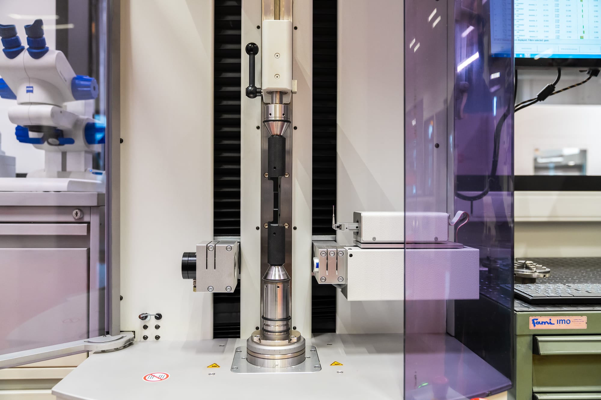 Zeiss-stereomicroscoop en meetopstelling in de meetkamer