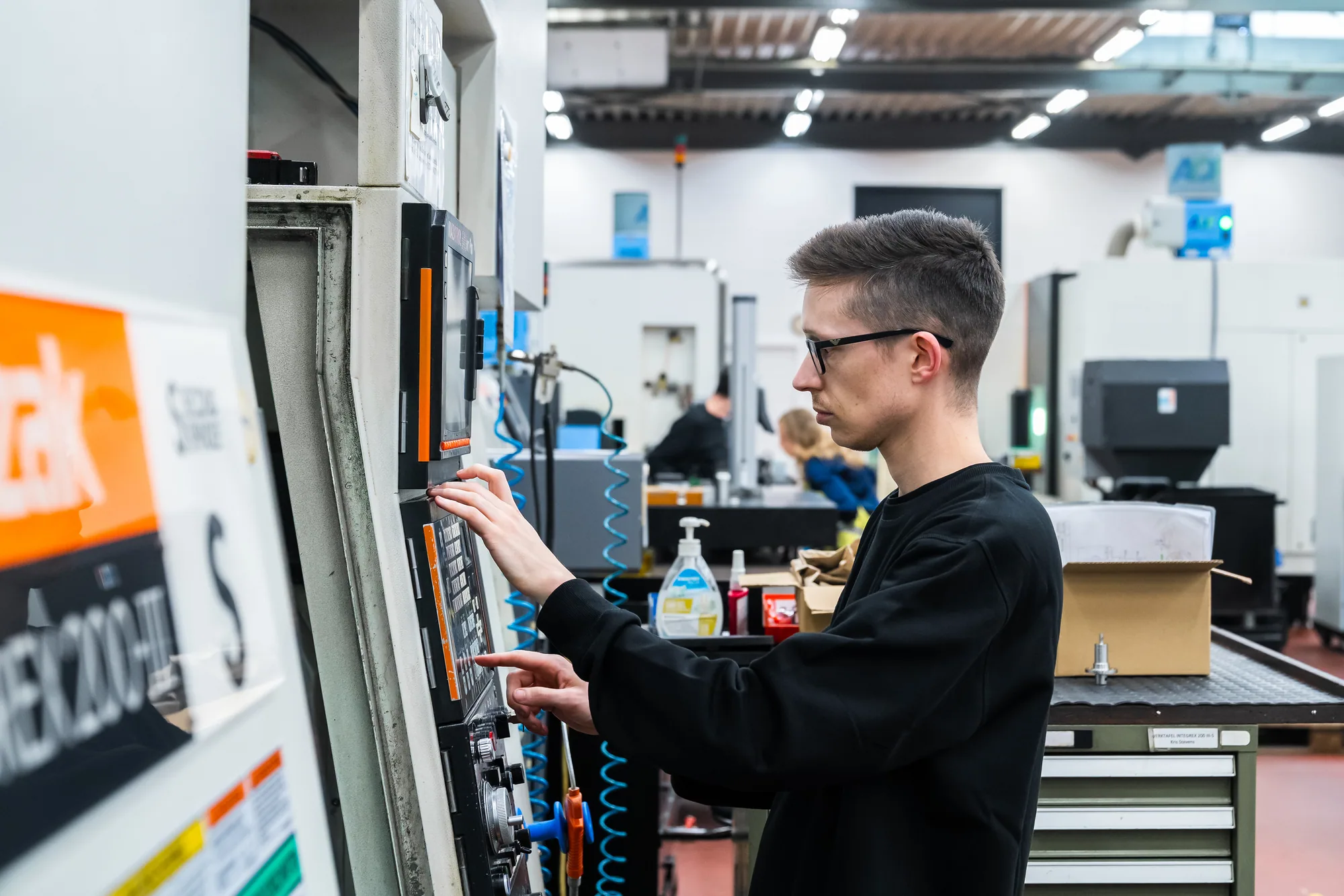 Operator aan de bediening van een Mazak Integrex