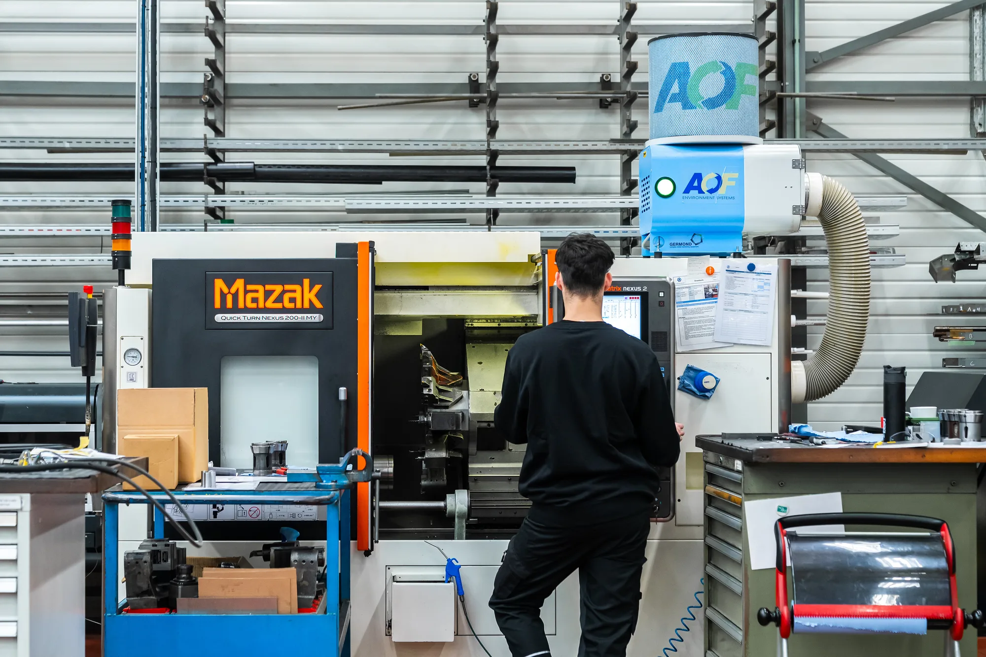 Operator bij de geopende deur van een draaicentrum