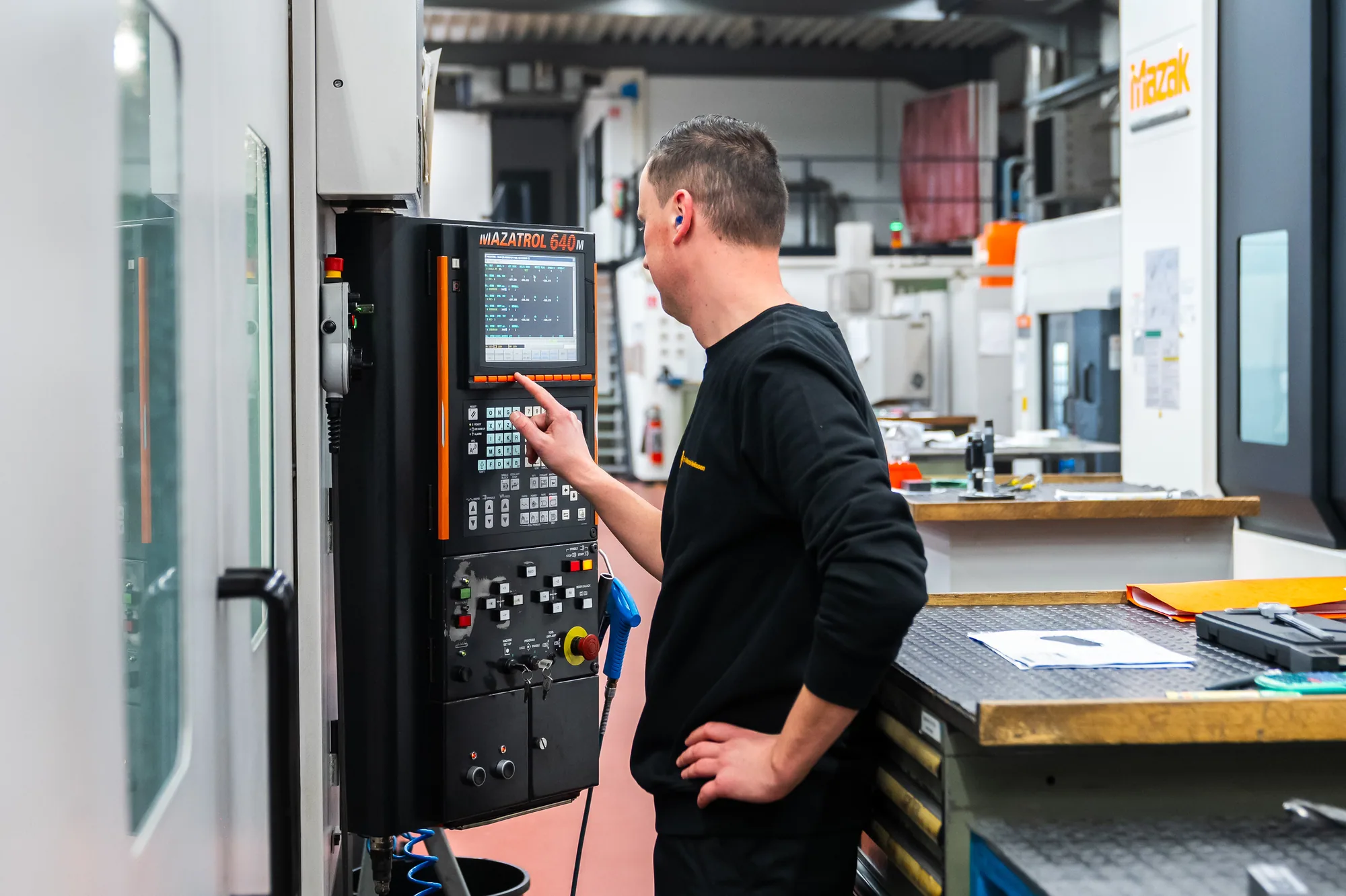 Operator bedient een Mazak-machine