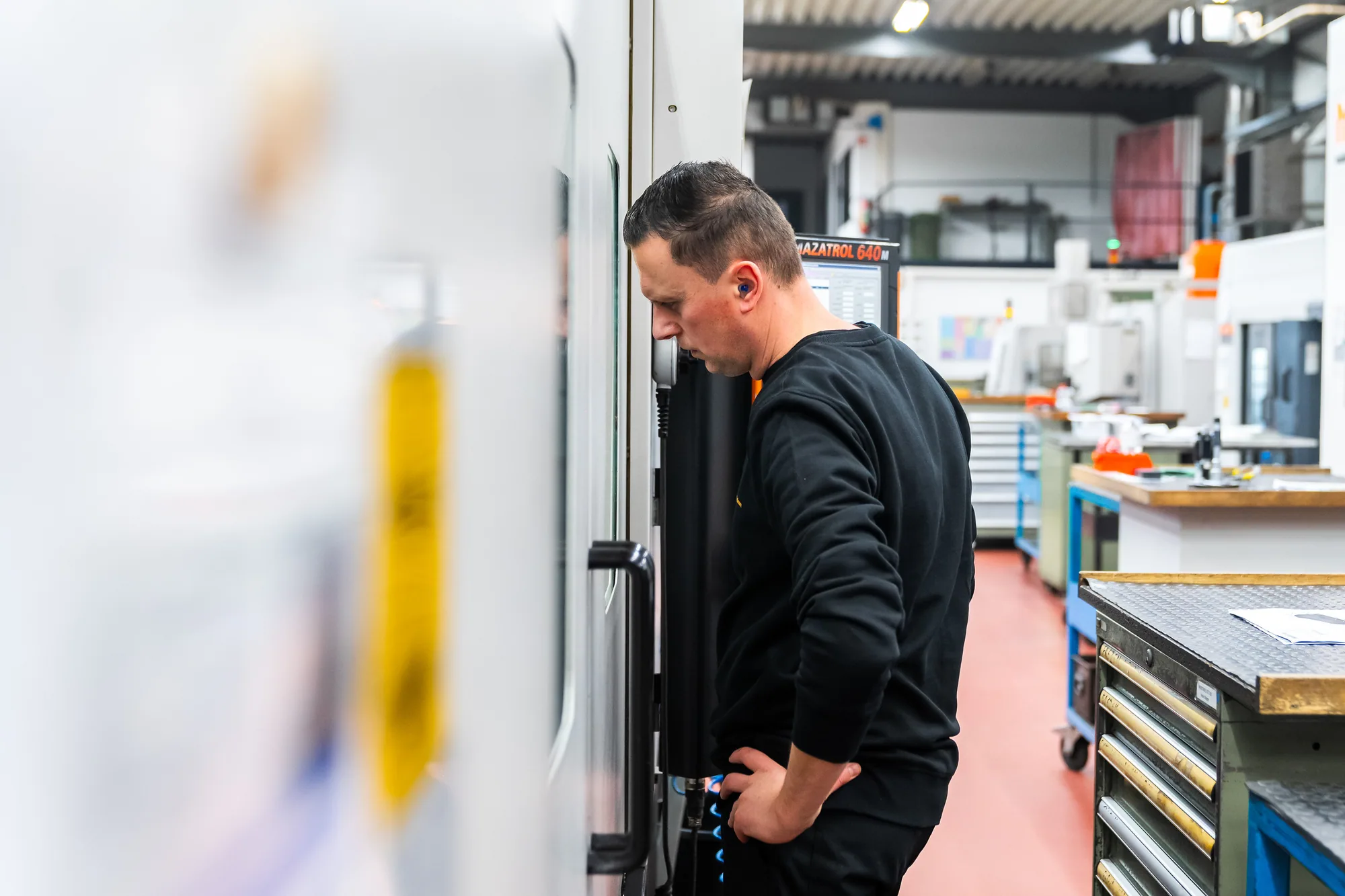 Operator bij zijn machine