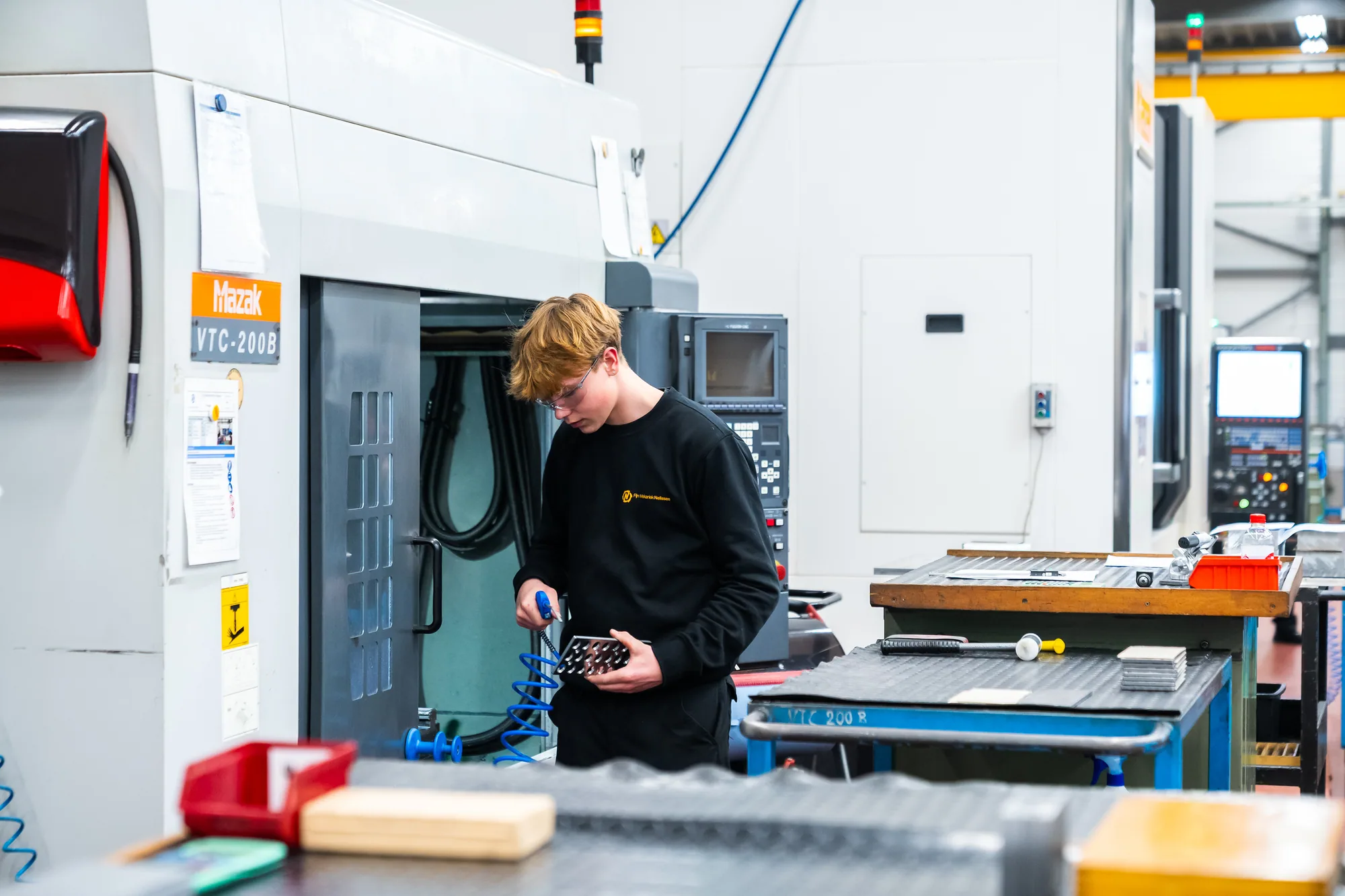 Operator met een werkstuk aan zijn werkbank
