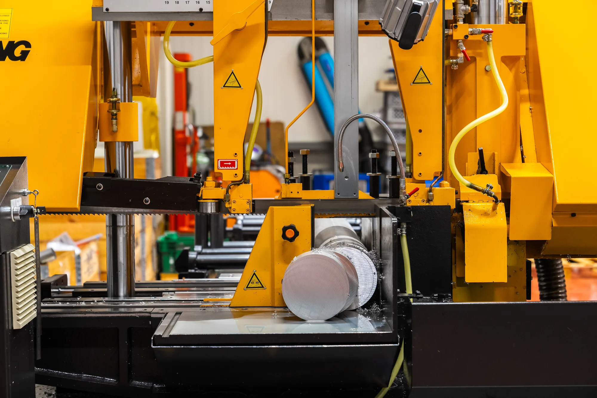 Ronde staf ingespannen in de zaagmachine