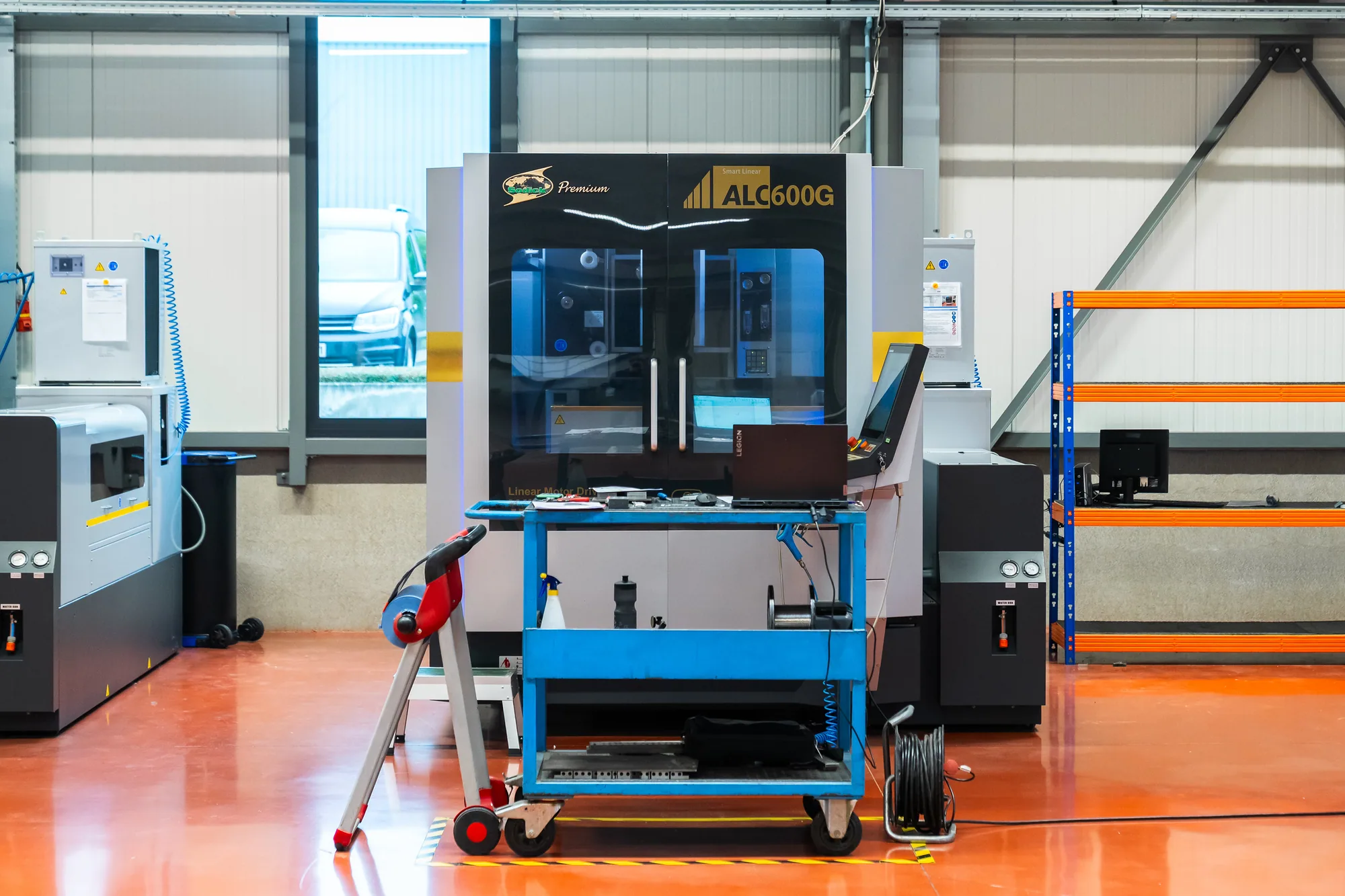 Draadvonkmachine met een werkkar ervoor