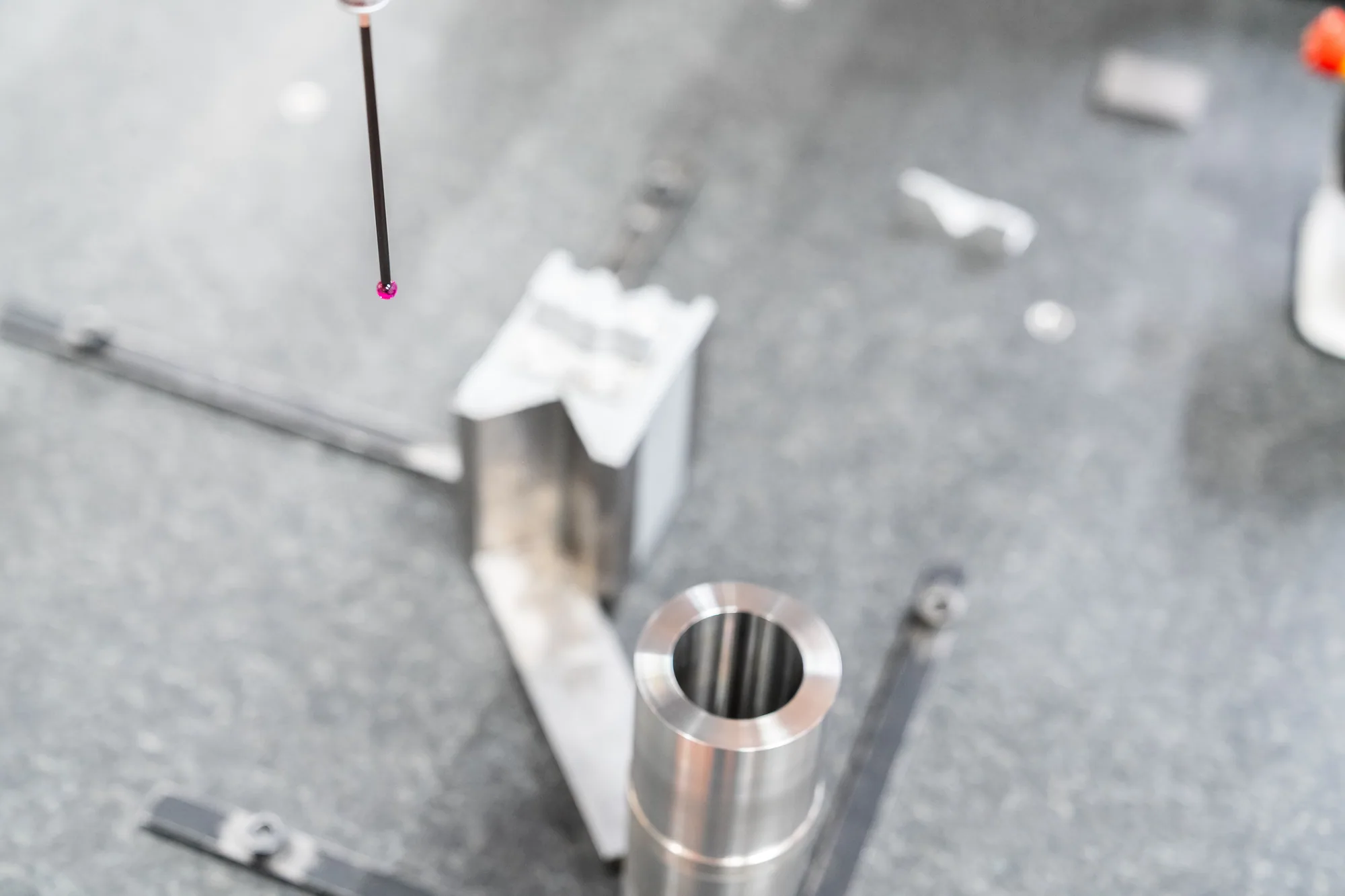 Tastpen van de meetmachine bij een aluminium onderdeel