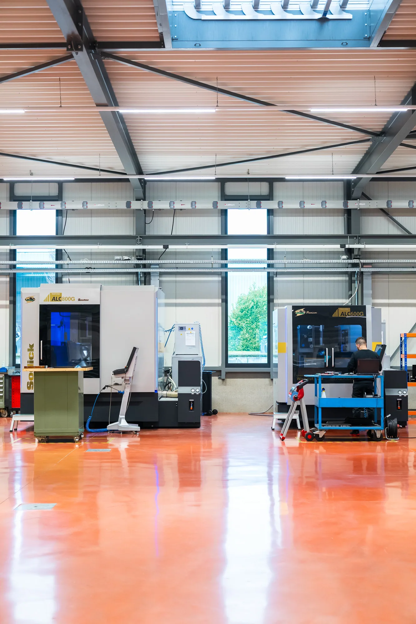Twee draadvonkmachines naast elkaar in de werkplaats