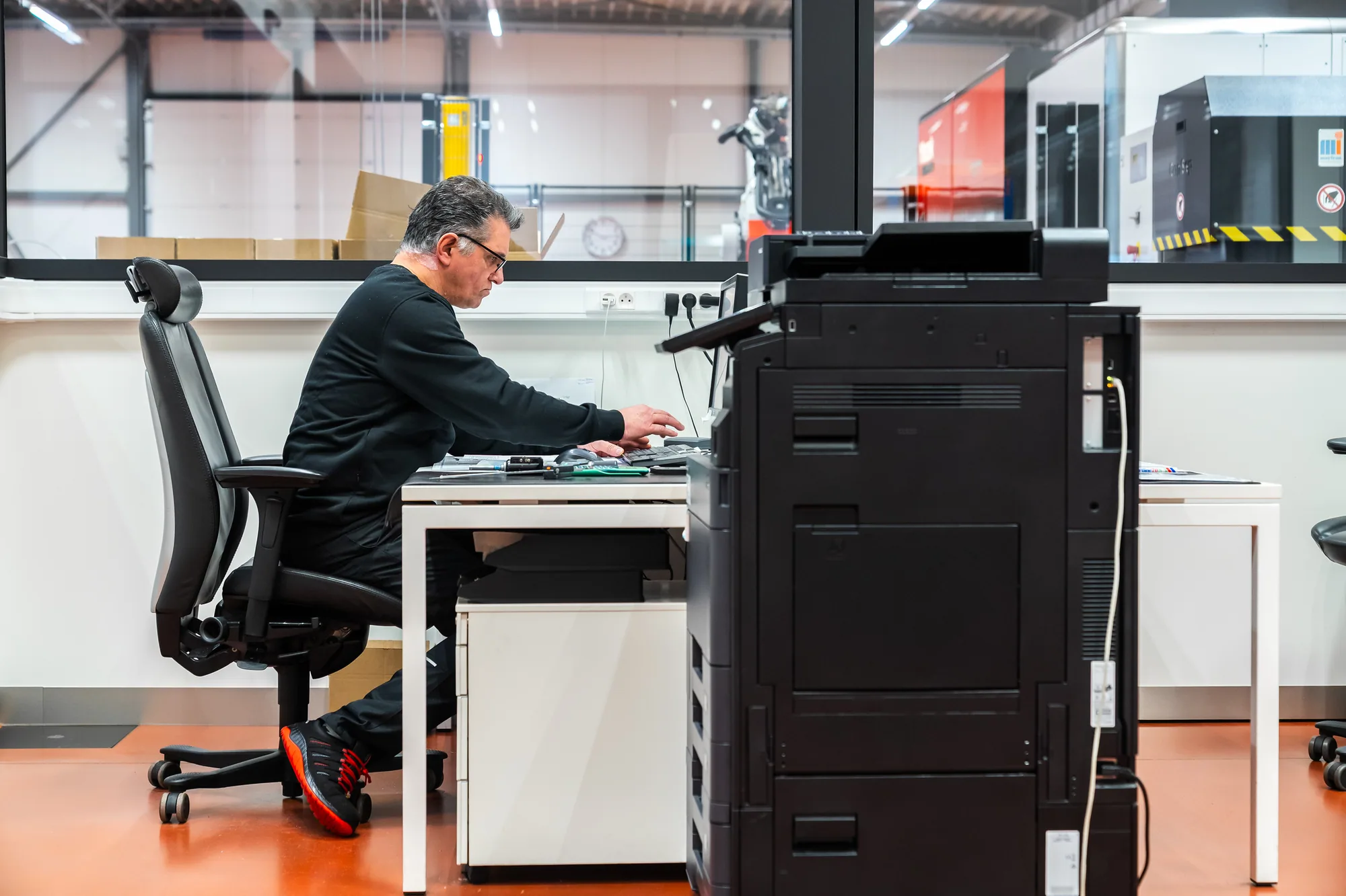 Werkvoorbereider aan zijn bureau in de werkplaats