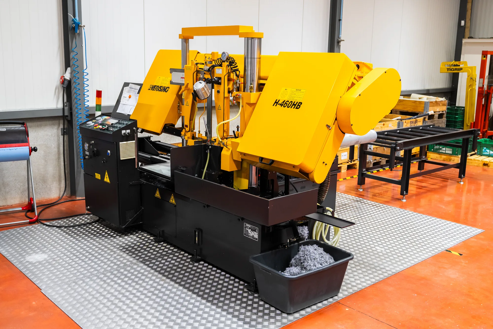 Zaagmachine met geautomatiseerde aanvoer op de werkvloer
